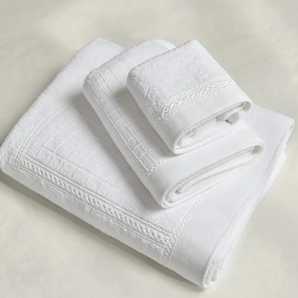 16S Platinum Satin Border Bath Towel — Image 2